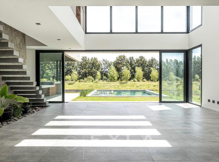 Casa · 285m² · 6 Ambientes · 2 Cocheras