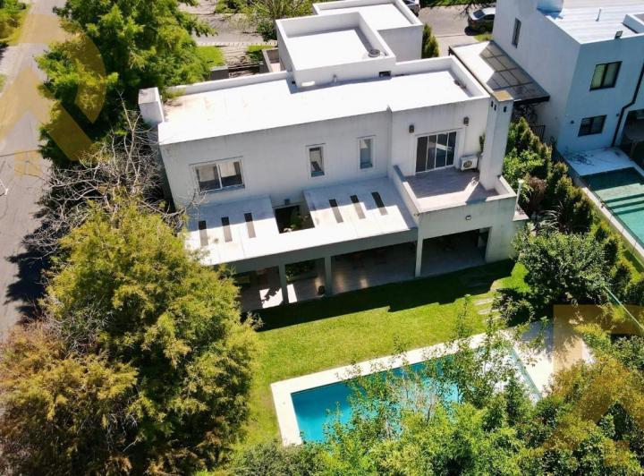 Casa · 236m² · 5 Ambientes · 5 Cocheras