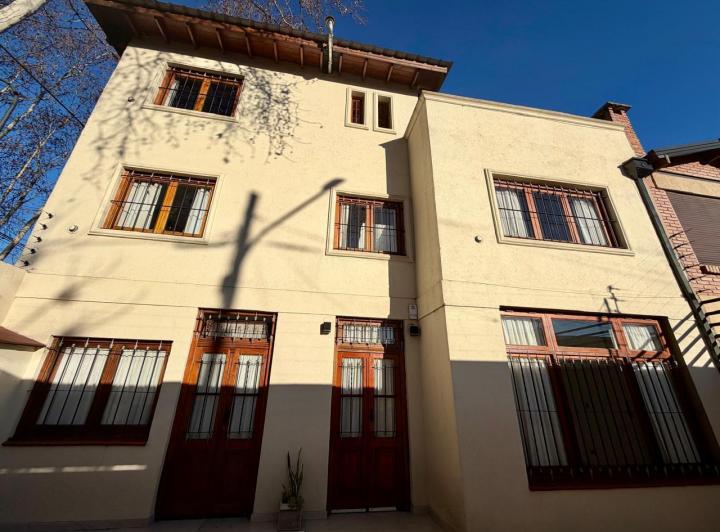 Casa · 189m² · 8 Ambientes · 3 Cocheras