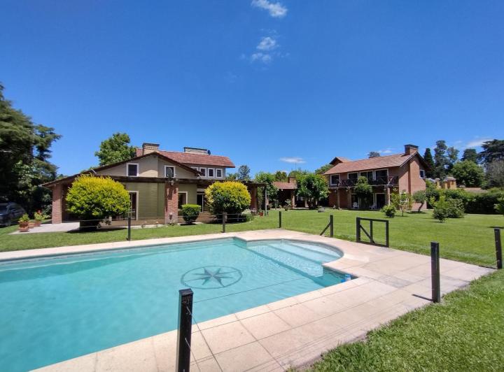 Casa · 307m² · 8 Ambientes · 1 Cochera