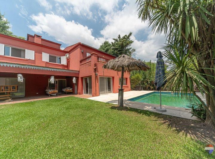 Casa · 320m² · 5 Ambientes · 2 Cocheras