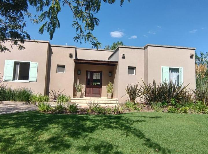 Casa · 145m² · 5 Ambientes · 2 Cocheras