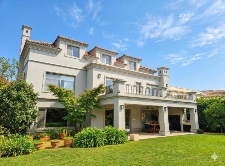 Casa · 524m² · 4 Dormitorios · 6 Cocheras