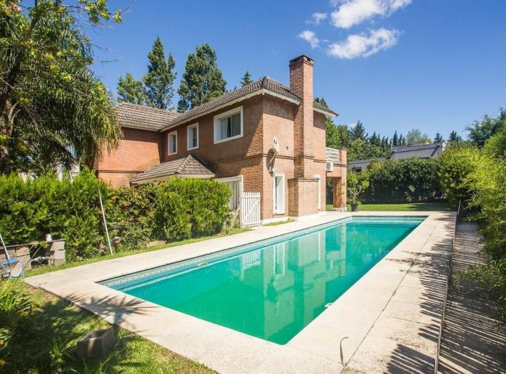 Casa · 280m² · 6 Ambientes · 2 Cocheras