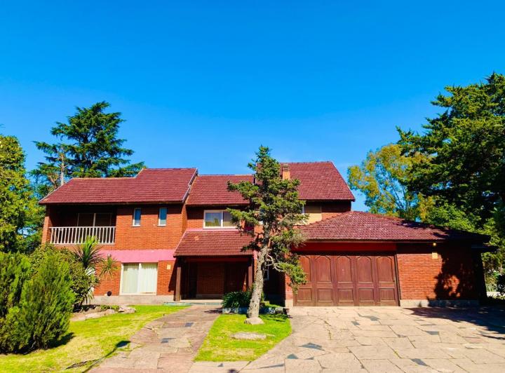 Casa · 690m² · 12 Ambientes · 1 Cochera