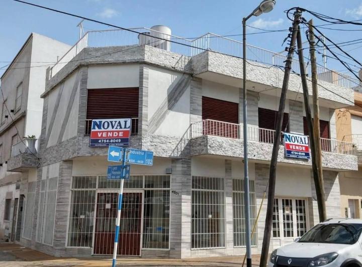 Casa · 190m² · 5 Ambientes · 4 Cocheras