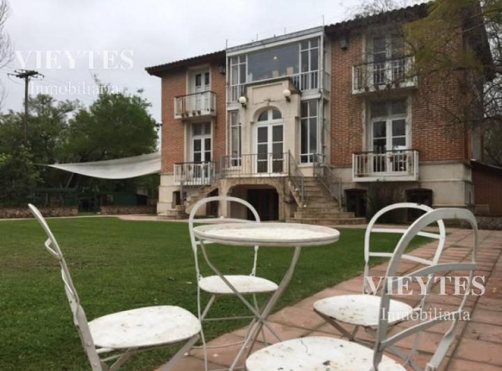 Casa · 455m² · 8 Dormitorios · 1 Cochera