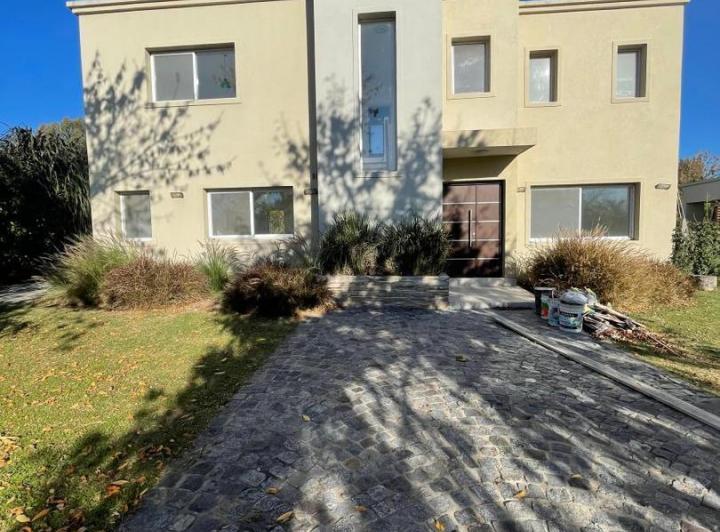 Casa · 180m² · 5 Ambientes · 2 Cocheras