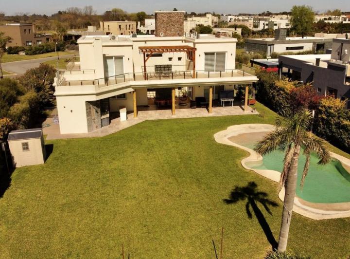 Casa · 1250m² · 4 Dormitorios · 3 Cocheras