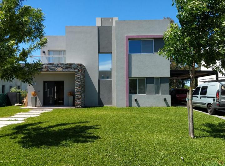 Casa · 250m² · 4 Dormitorios · 2 Cocheras