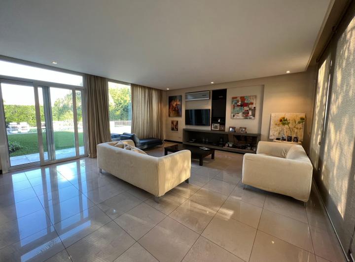 Casa · 350m² · 6 Ambientes · 2 Cocheras