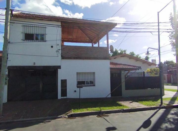 Casa · 210m² · 5 Ambientes · 2 Cocheras