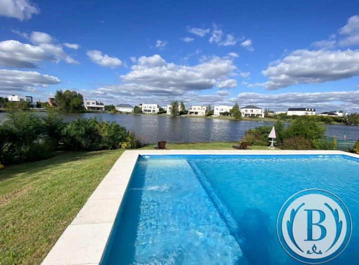 Casa · 296m² · 6 Ambientes · 1 Cochera