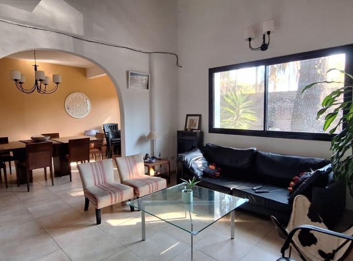 Casa · 271m² · 6 Ambientes · 1 Cochera