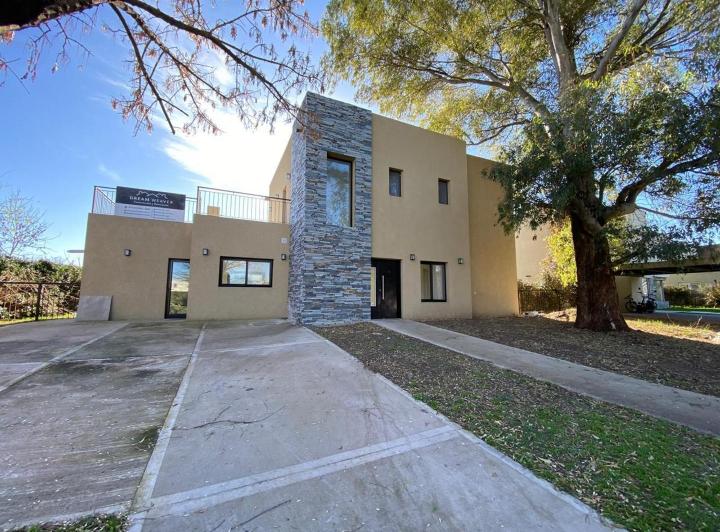 Casa · 211m² · 6 Ambientes · 4 Cocheras