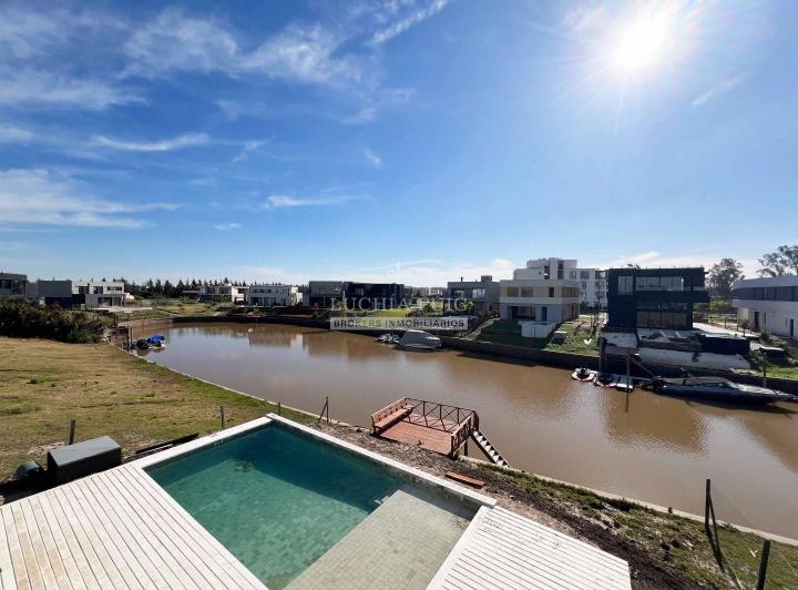 Casa · 270m² · 5 Ambientes · 3 Cocheras