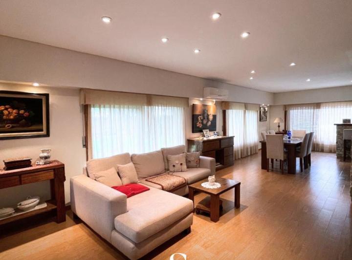 Casa · 310m² · 5 Ambientes