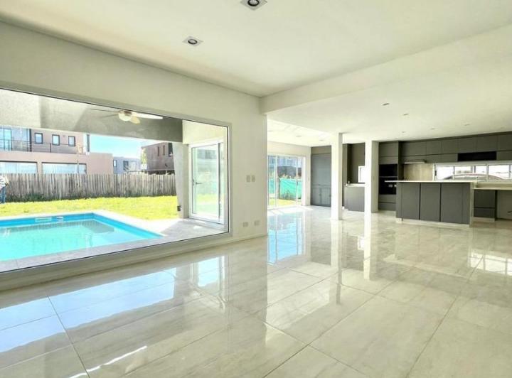Casa · 240m² · 5 Ambientes · 1 Cochera