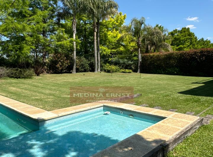 Casa · 379m² · 5 Dormitorios · 2 Cocheras