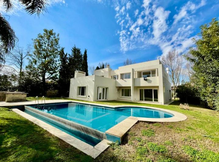 Casa · 431m² · 7 Ambientes · 2 Cocheras
