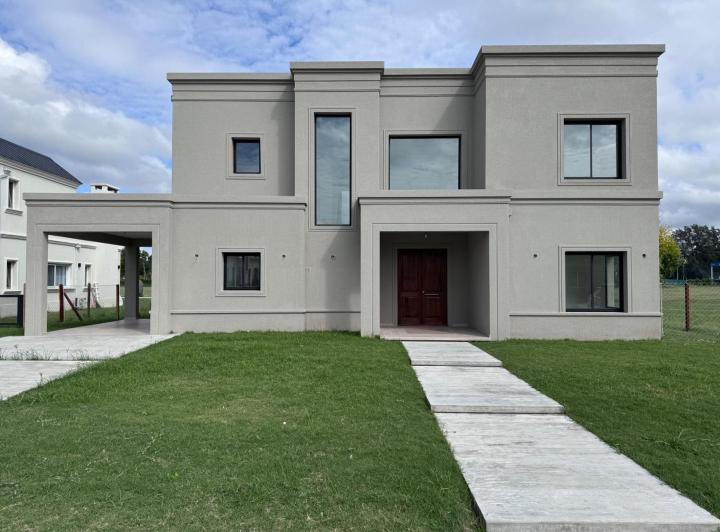 Casa · 200m² · 6 Ambientes · 3 Cocheras