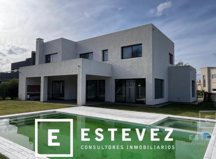 Casa · 261m² · 7 Ambientes · 2 Cocheras
