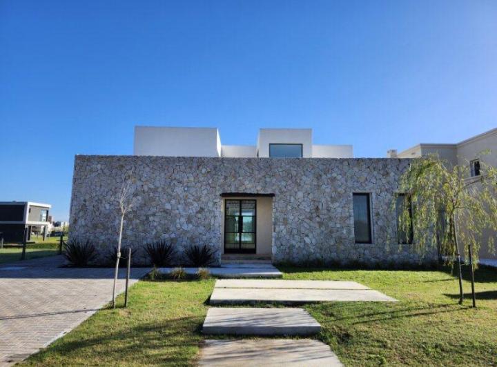 Casa · 223m² · 6 Ambientes · 2 Cocheras