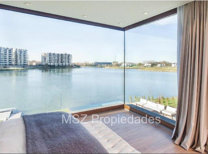 Casa · 378m² · 6 Ambientes · 2 Cocheras