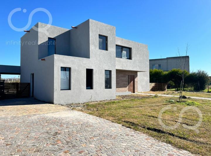 Casa · 250m² · 5 Ambientes · 1 Cochera