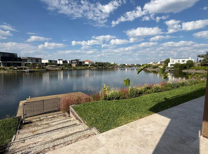 Casa · 460m² · 9 Ambientes · 2 Cocheras