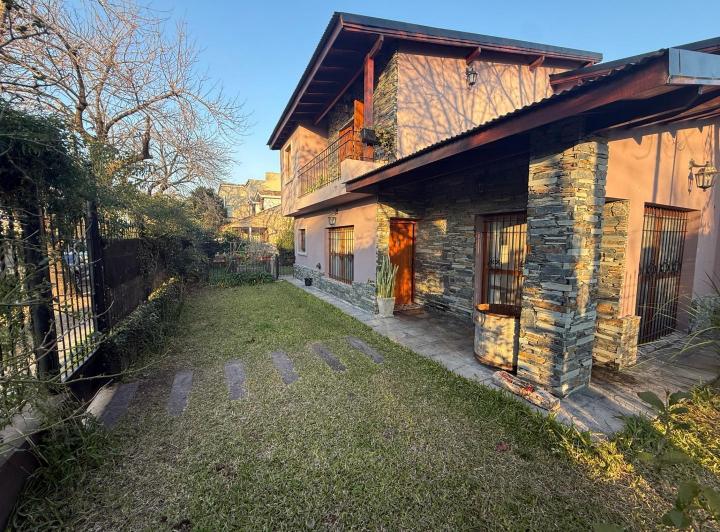 Casa · 160m² · 5 Ambientes · 2 Cocheras