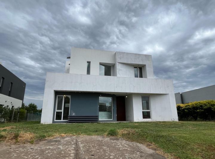 Casa · 250m² · 5 Ambientes · 2 Cocheras