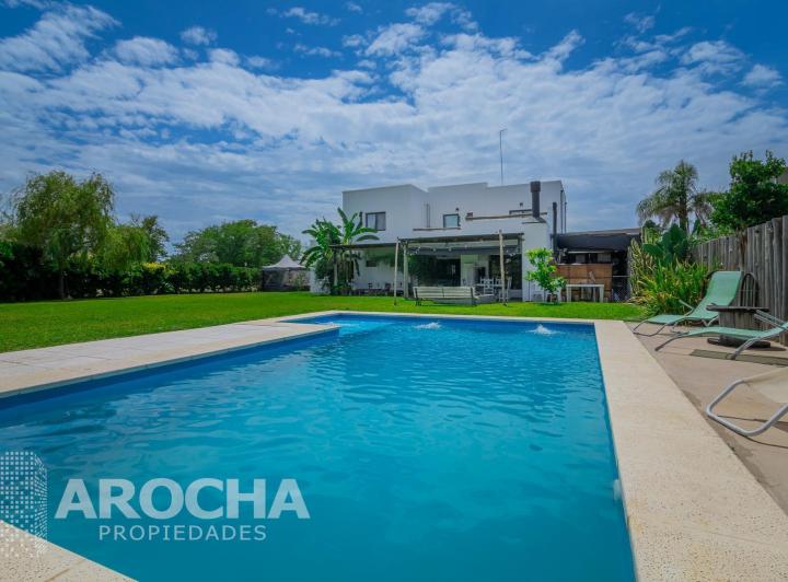 Casa · 220m² · 6 Ambientes · 3 Cocheras