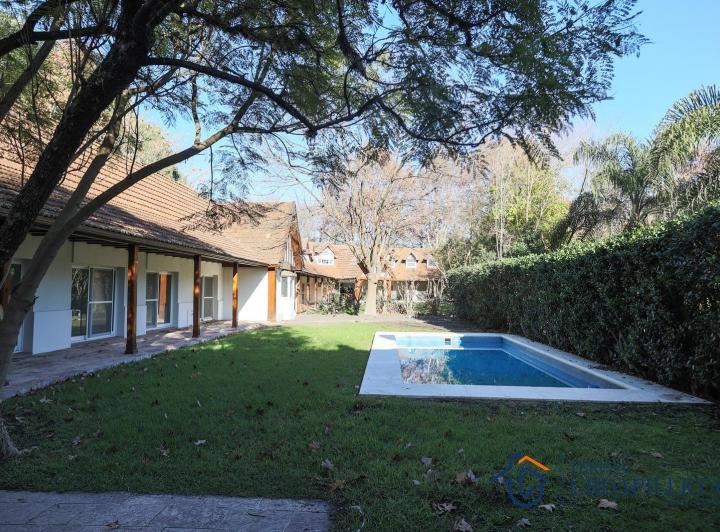 Casa · 400m² · 4 Dormitorios · 2 Cocheras