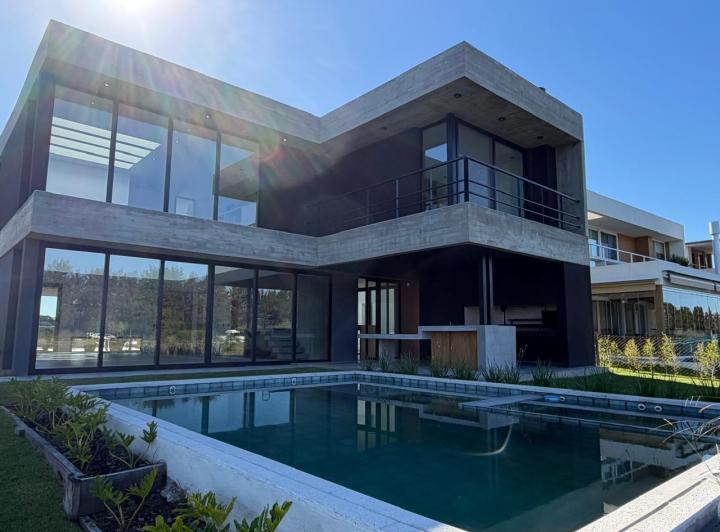 Casa · 285m² · 6 Ambientes · 2 Cocheras