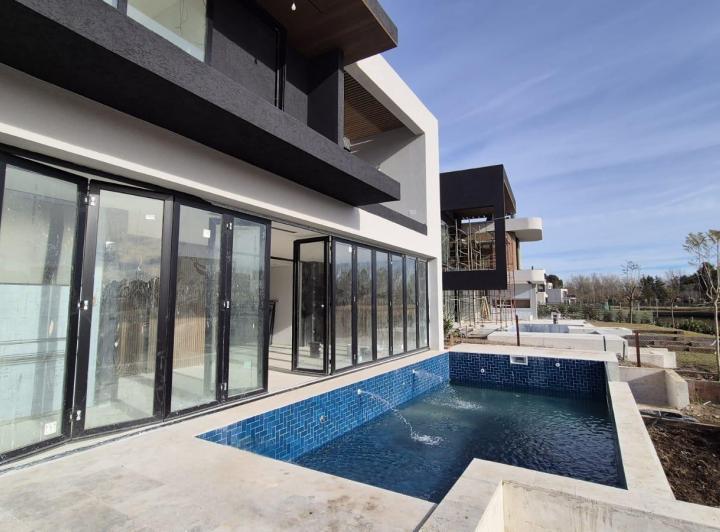 Casa · 490m² · 8 Ambientes · 2 Cocheras