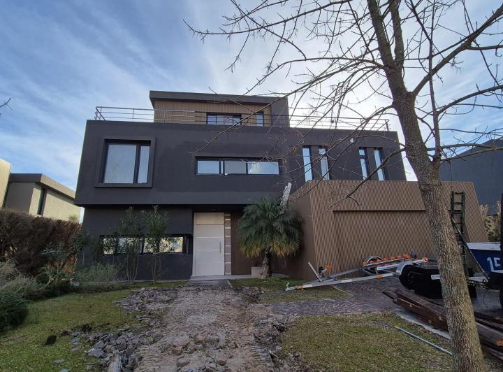 Casa · 470m² · 9 Ambientes · 2 Cocheras