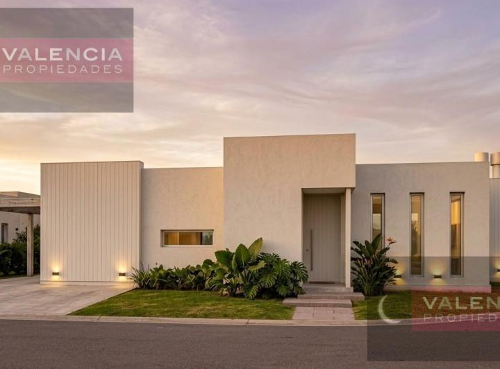 Casa · 183m² · 7 Ambientes · 2 Cocheras