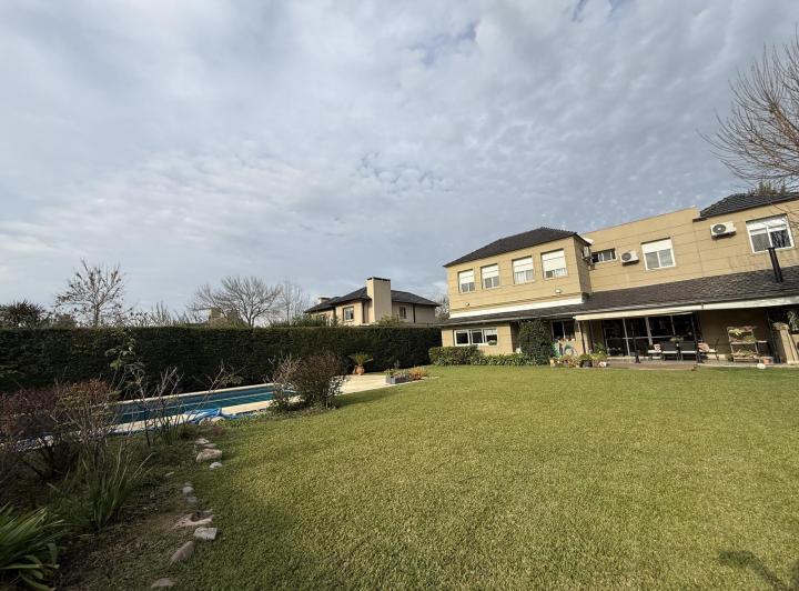 Casa · 280m² · 9 Ambientes · 6 Cocheras