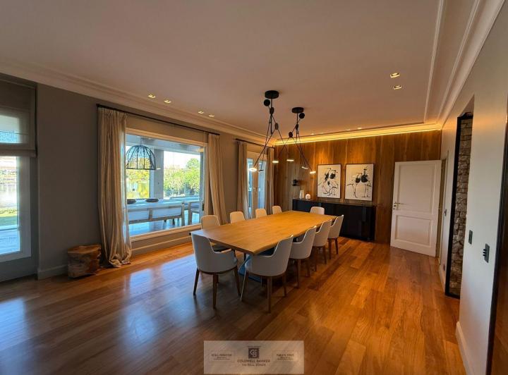 Casa · 496m² · 6 Ambientes · 2 Cocheras