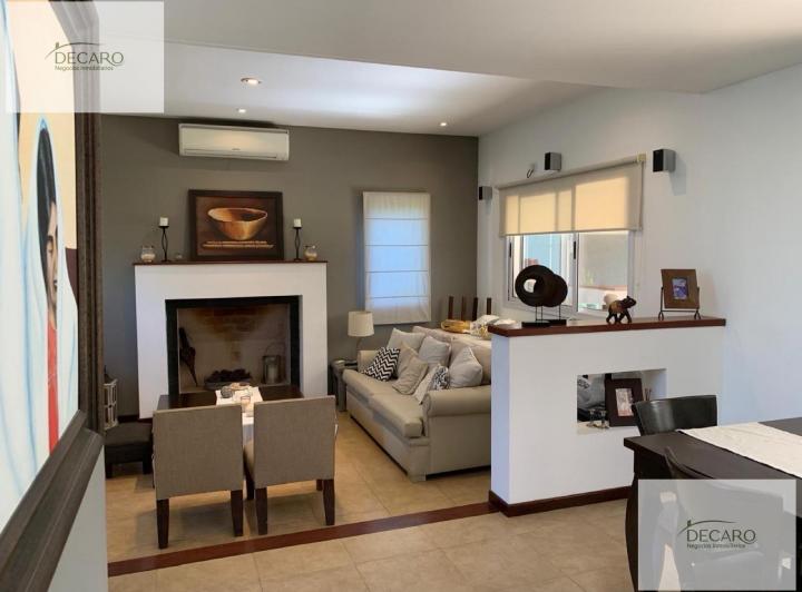 Casa · 300m² · 6 Ambientes · 2 Cocheras