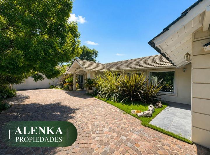 Casa · 379m² · 6 Ambientes · 4 Cocheras