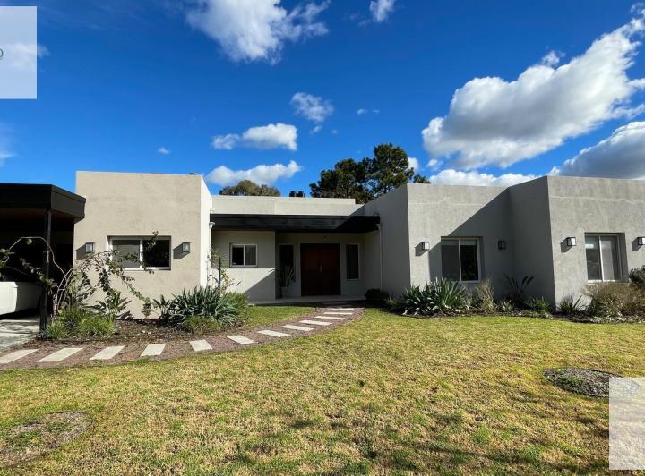 Casa · 181m² · 5 Ambientes · 4 Cocheras