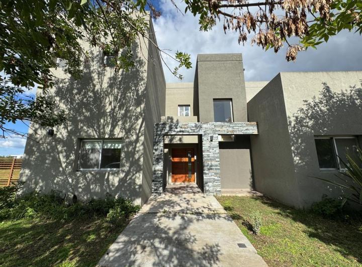 Casa · 247m² · 7 Ambientes · 2 Cocheras