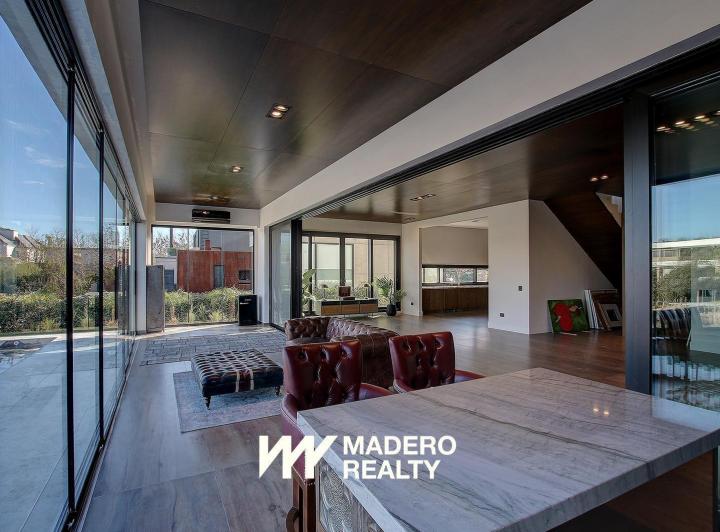 Casa · 459m² · 7 Ambientes · 2 Cocheras