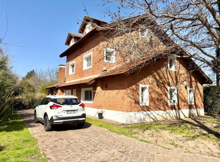 Casa · 270m² · 6 Ambientes · 3 Cocheras