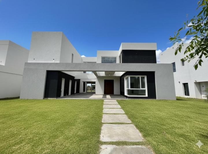 Casa · 278m² · 6 Ambientes · 2 Cocheras