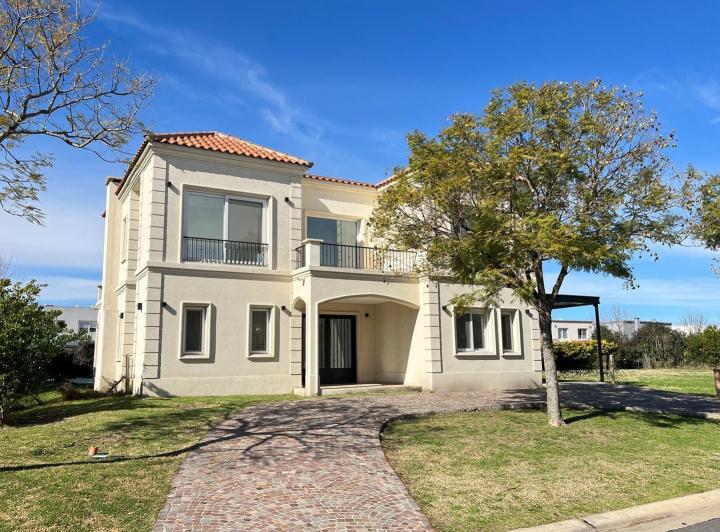 Casa · 256m² · 5 Ambientes · 1 Cochera
