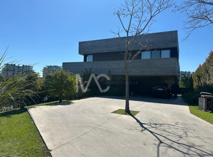 Casa · 550m² · 5 Ambientes · 2 Cocheras