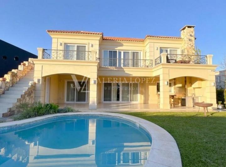 Casa · 244m² · 6 Ambientes